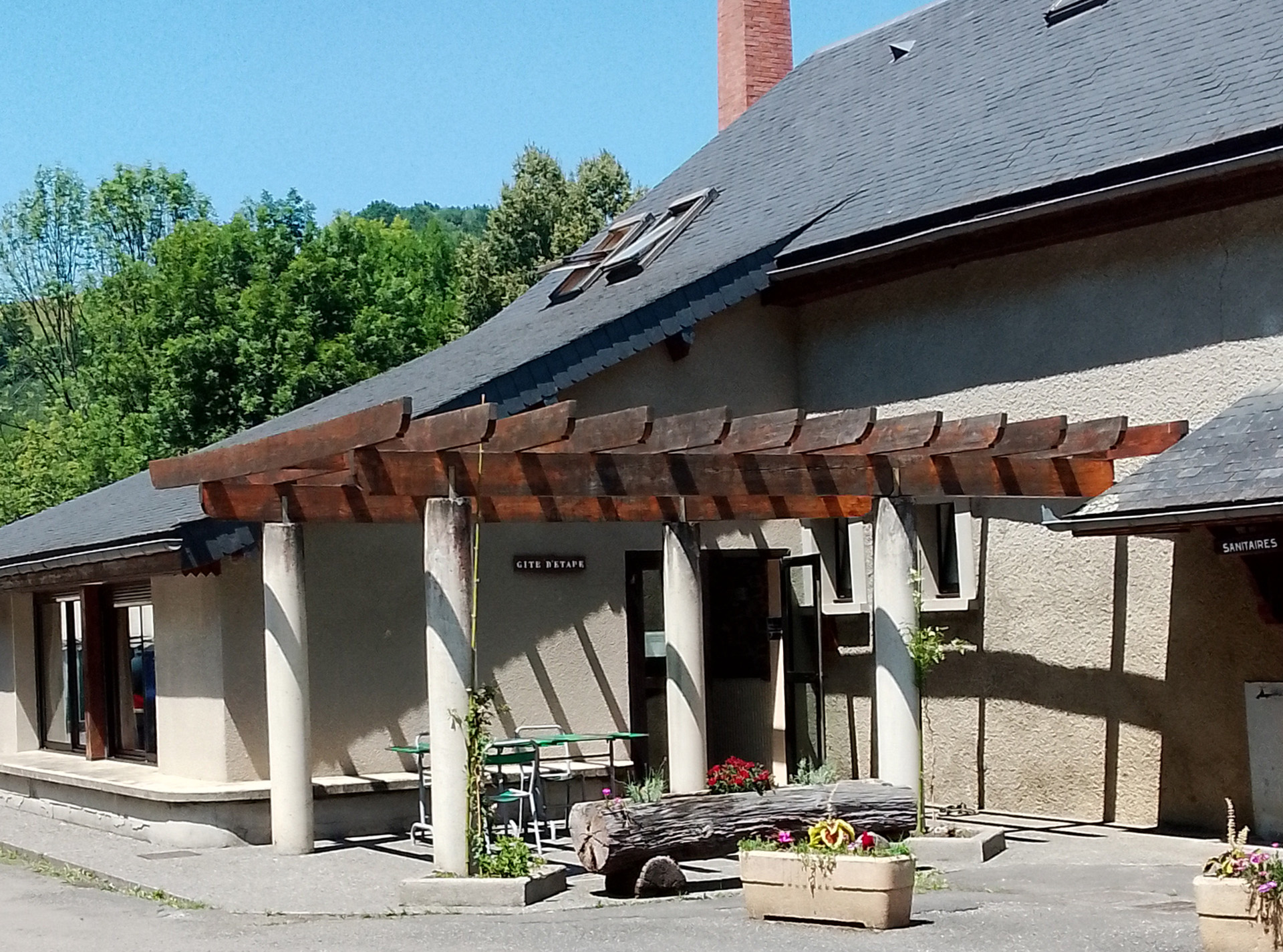 Entrée du gîte de groupe du Moulin des Baronnies