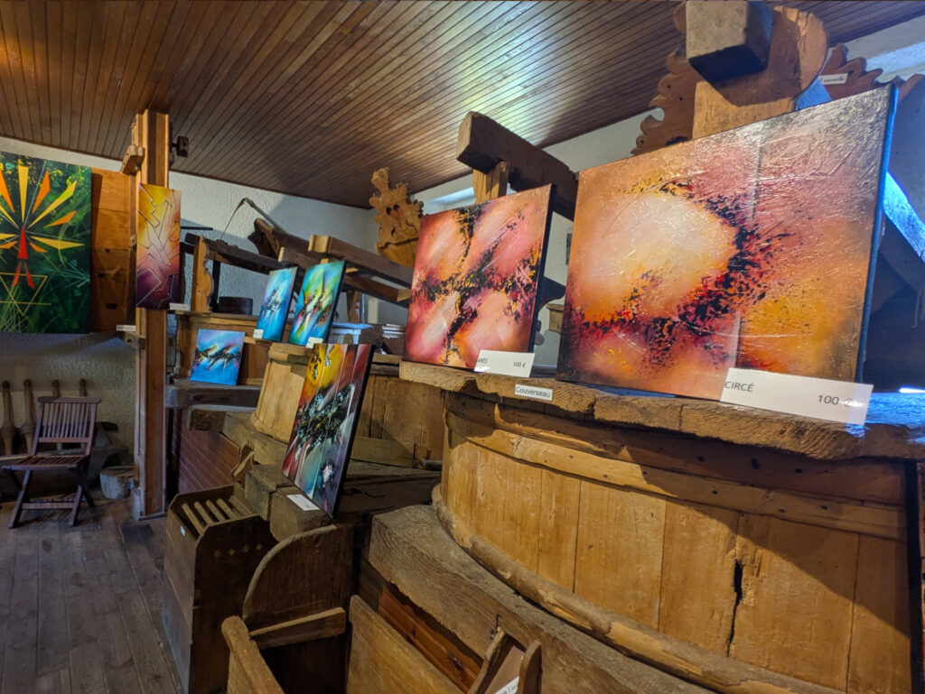 La salle des meules du Moulin des Baronnies